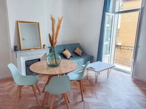 TV - Golden light - Elegant central studio (Hyères)