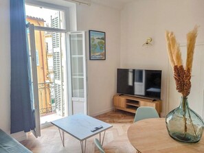 Interior - Golden light - Elegant central studio (Hyères)