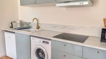 Kühlschrank, Mikrowelle, Wasserkocher mit Kaffee-/Teezubehör, Toaster