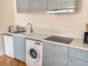 Fridge, microwave, coffee/tea maker, toaster - Golden light - Elegant central studio (Hyères)