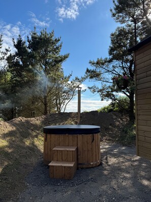 Outdoor spa tub - Woodland get away 0.7 mile walk from the beach ! (Mawgan Porth)