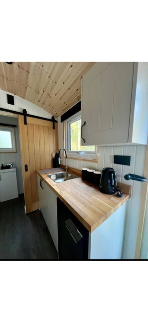 Private kitchen - Woodland get away 0.7 mile walk from the beach ! (Mawgan Porth)
