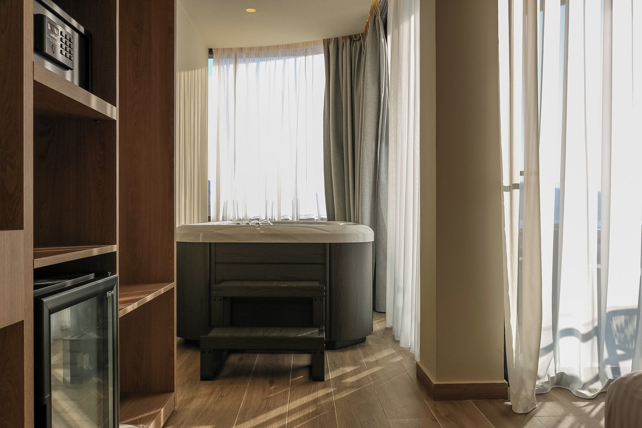 Ein modernes Badezimmer mit Badewanne, Duschbereich und Toilette.