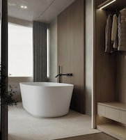 Un baño moderno con una bañera independiente, un perchero y un diseño minimalista.