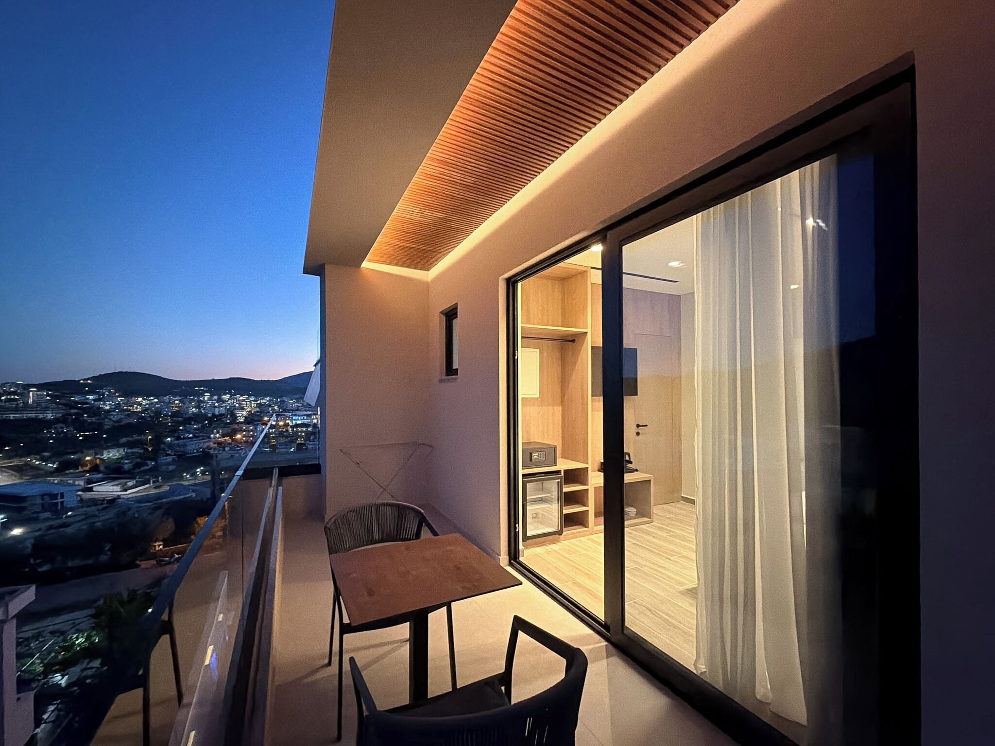 Habitación doble Deluxe, balcón | Escritorio 