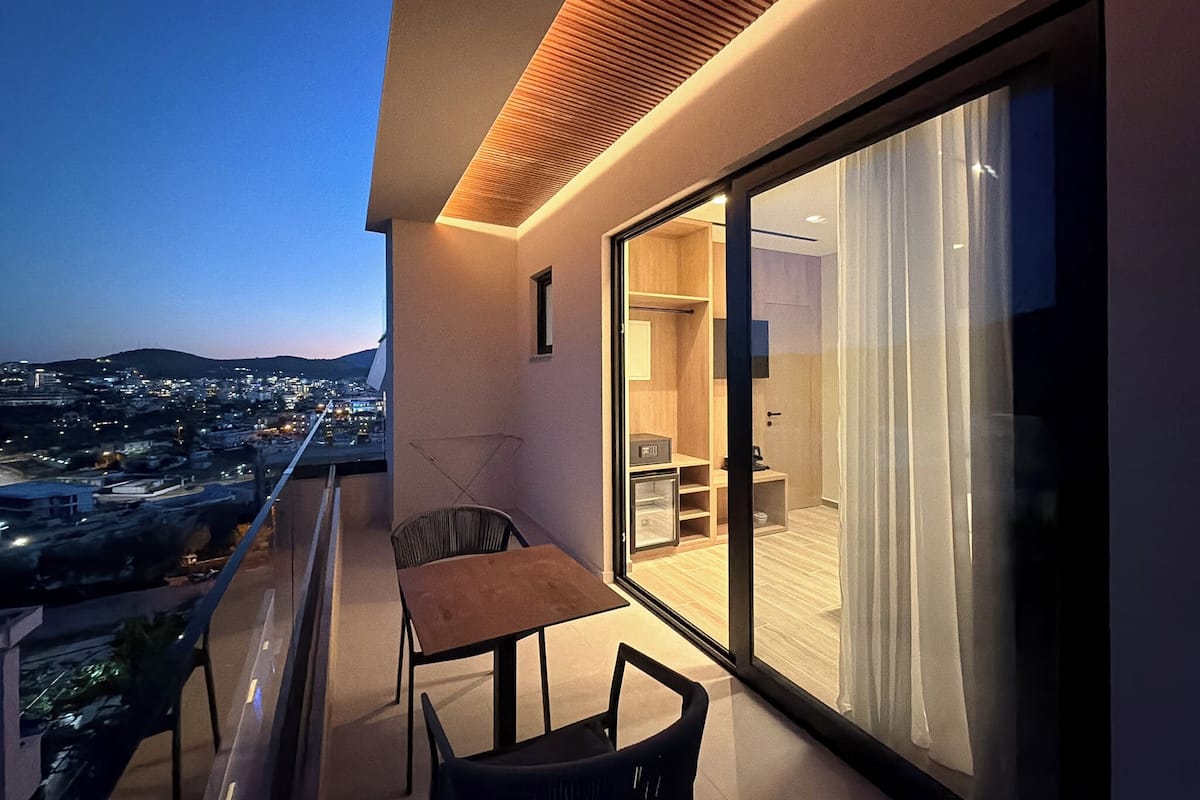 Habitación doble Deluxe, balcón | Escritorio