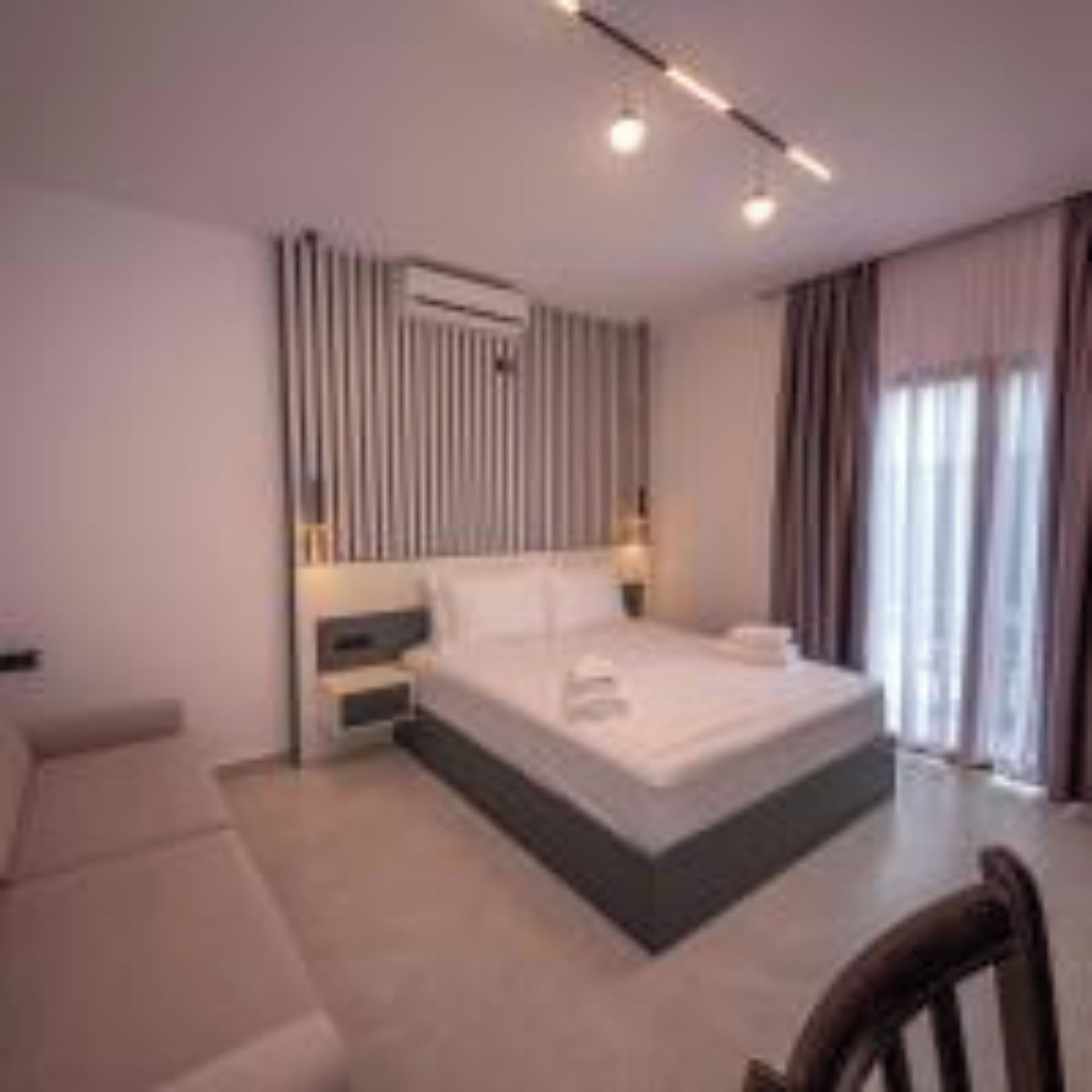 Basic Triple Room | Desk