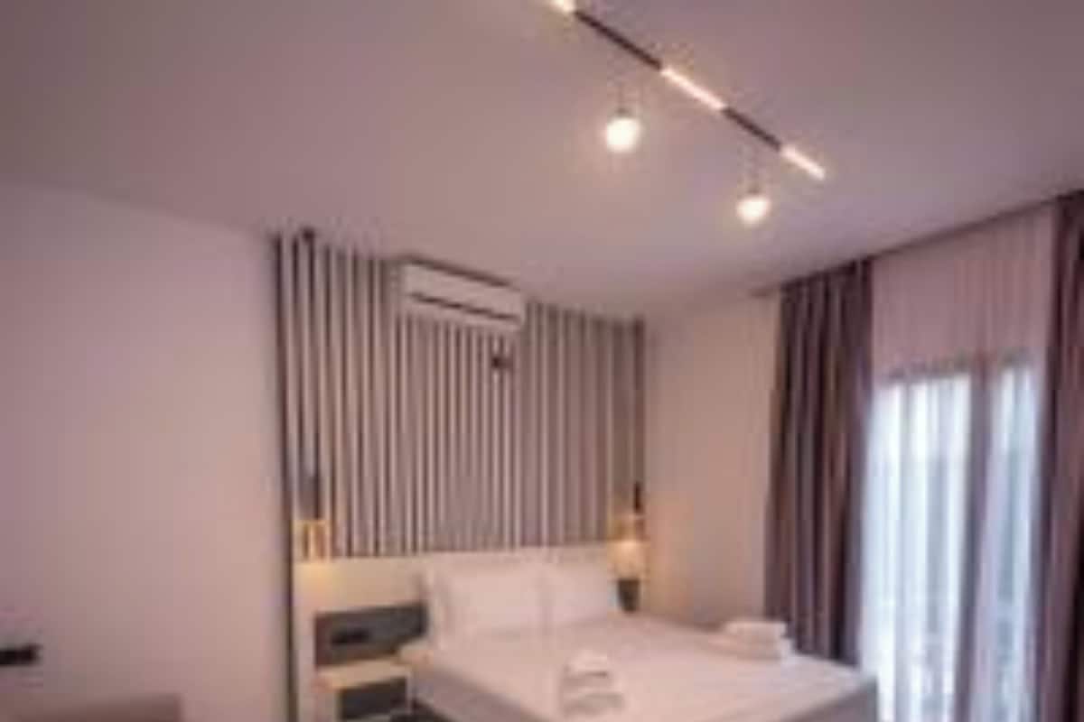 Basic Triple Room | Desk