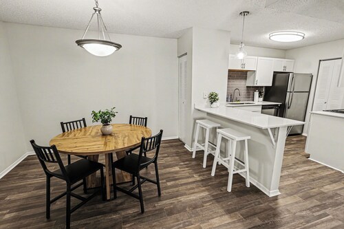 Quiet & Relaxing 2BR - King Bed/Pool/Gym Near UAB/Hospitals