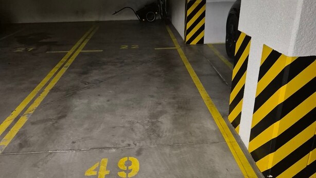 Eine Parkgarage mit gelben Markierungen und der Nummer 49.