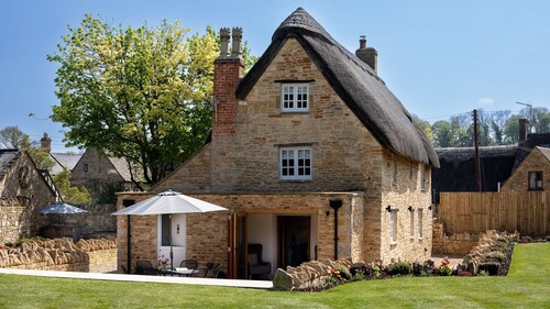 Garden Cottage - a classic thatched cottage in Broad Campden, Sleeps 6 in 3 bedrooms