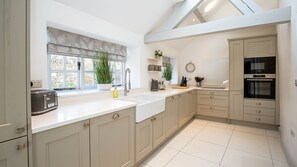 Fridge, microwave, oven, stovetop - Garden Cottage - a classic thatched cottage in Broad Campden, Sleeps 6 in 3 bedrooms (Broad Campden)