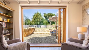 TV - Garden Cottage - a classic thatched cottage in Broad Campden, Sleeps 6 in 3 bedrooms (Broad Campden)