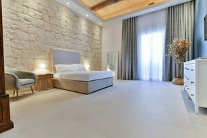 Tabla de planchar con plancha, wifi gratis y ropa de cama 