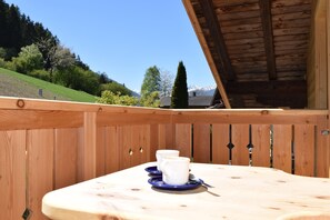 Outdoor dining - Apartment 'Marschalkhof Peilstein' with Mountain View, Shared Garden and Wi-Fi (San Pancrazio)