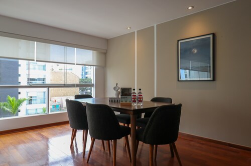 w Deluxe 3BR Duplex w Balcony in Miraflores
