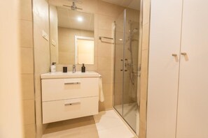 Douche, sèche-cheveux, serviettes fournies, shampoing