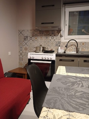 Réfrigérateur, four, plaque de cuisson, cafetière/bouilloire