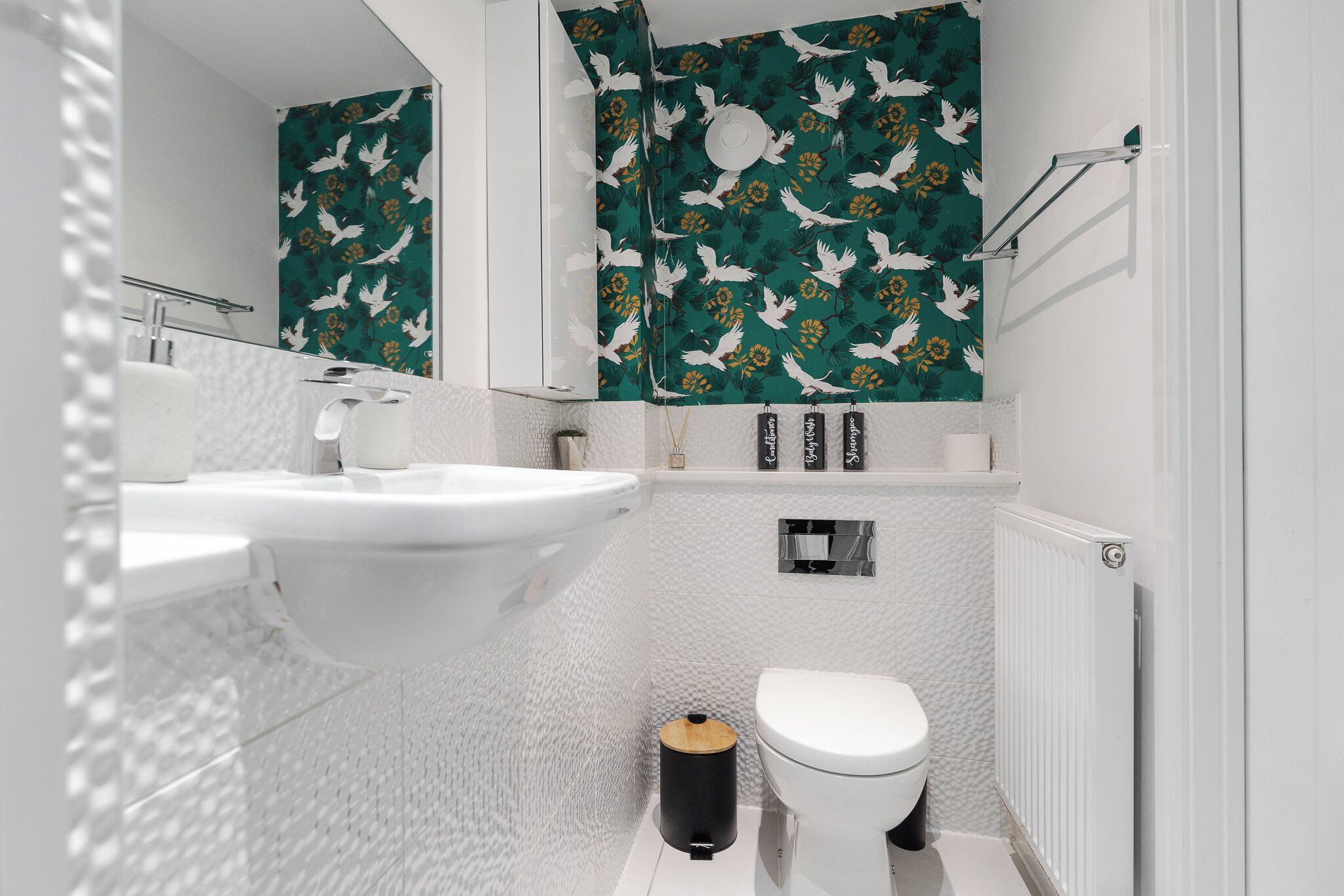 Séchoir à cheveux, serviettes fournies, savon, papier de toilette