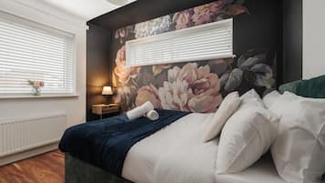 Tabla de planchar con plancha, wifi y ropa de cama