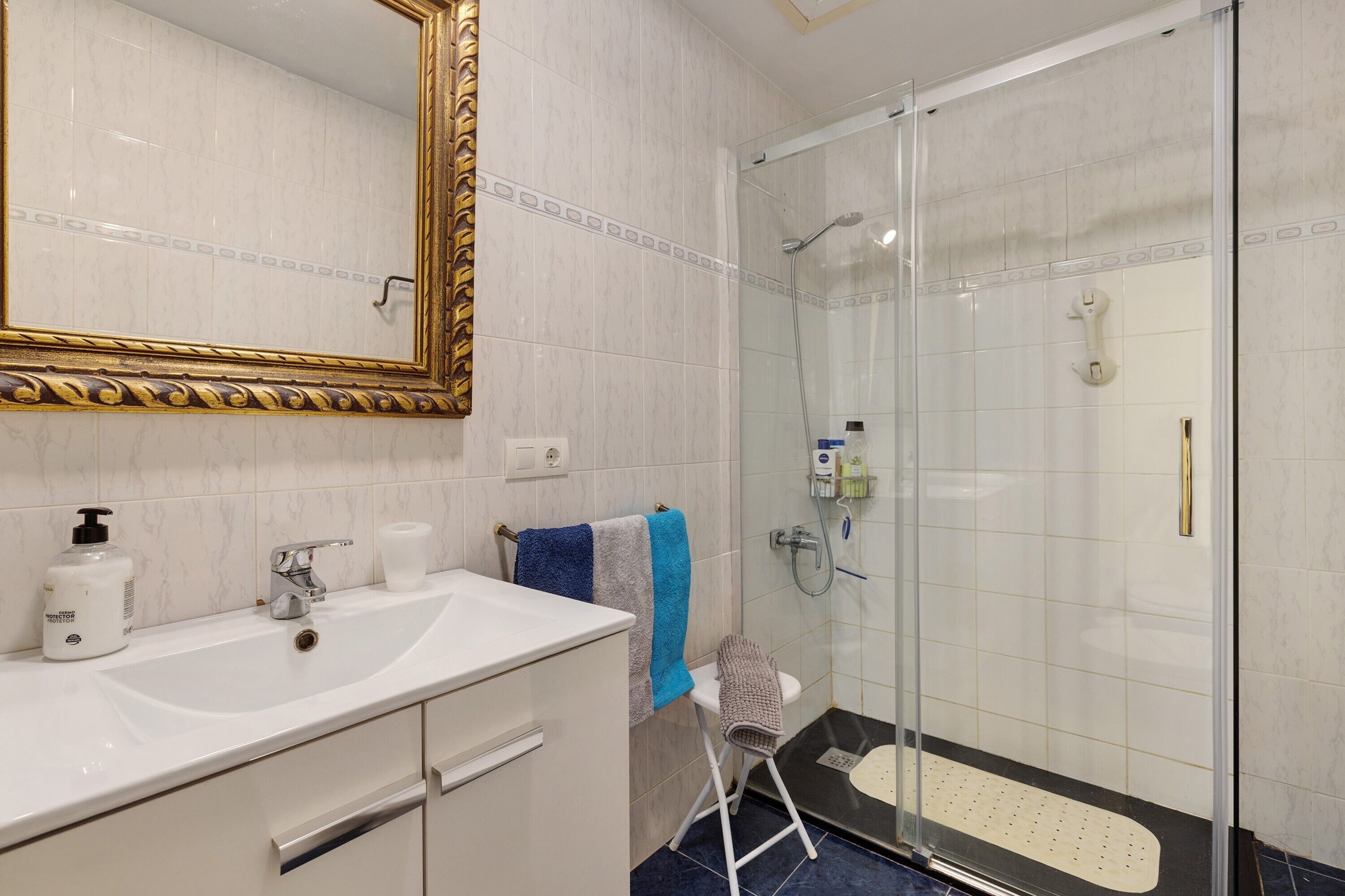 Shower, hair dryer, towels