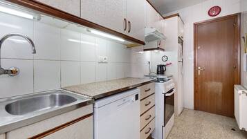 Een koelkast, een magnetron, een oven, een kookplaat