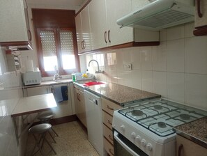 Private kitchen - Apartment 'Can Molone' with Wi-Fi (Cornudella de Montsant)