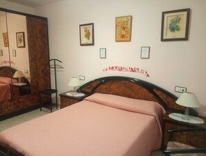 Room - Apartment 'Can Molone' with Wi-Fi (Cornudella de Montsant)