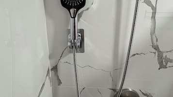 Dusche, Handtücher, Seife, Shampoo
