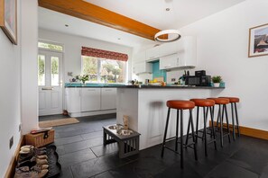 Fridge, microwave, oven, stovetop - Pepper Cottage (Ambleside)