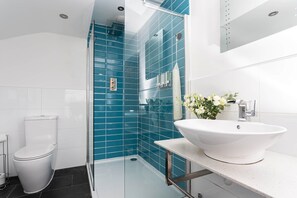 Shower, hair dryer, towels, soap - Pepper Cottage (Ambleside)