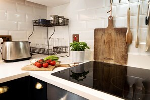 Kühlschrank, Mikrowelle, Ofen, Herdplatte