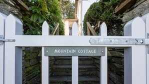 Una entrada con puerta y un letrero que dice 'Mountain Cottage'.