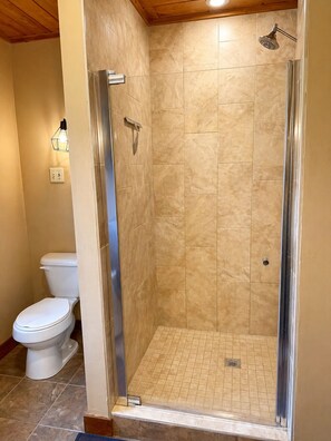 Shower, towels, toilet paper - Rushford Ridge Lakehouse (Rushford)