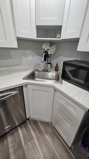 Private kitchen - Modest 2 bedroom house in the heart of Melbourne (Melbourne)