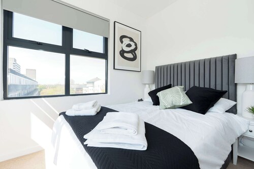Charming Southampton Apartment: Modern Comfort Near City Center