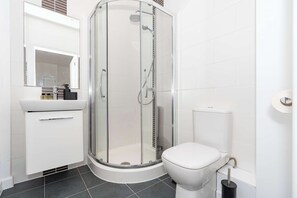 Shower, hair dryer, towels, shampoo - Charming Southampton Apartment: Modern Comfort Near City Center (Southampton)