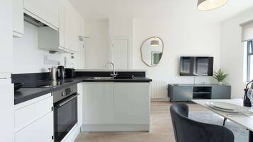 Fridge, oven, stovetop, electric kettle