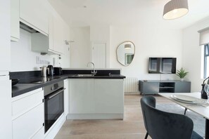 Fridge, oven, stovetop, electric kettle - Charming Southampton Apartment: Modern Comfort Near City Center (Southampton)
