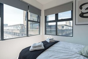 Iron/ironing board, WiFi, bed sheets - Charming Southampton Apartment: Modern Comfort Near City Center (Southampton)