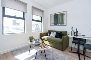 TV, offices - Charming Southampton Apartment: Modern Comfort Near City Center (Southampton)