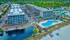 Un resort con varias edificaciones, piscina y puerto deportivo.