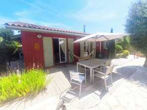 Outdoor dining - The red house (Hourtin)