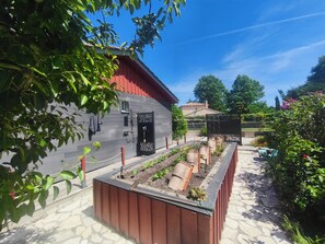 Property grounds - The red house (Hourtin)