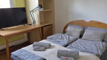 2 makuuhuonetta, työpöytä, silitysrauta/-lauta, ilmainen Wi-Fi
