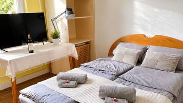 2 habitaciones, escritorio, tabla de planchar con plancha y wifi gratis