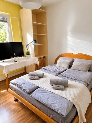 2 bedrooms, desk, iron/ironing board, free WiFi