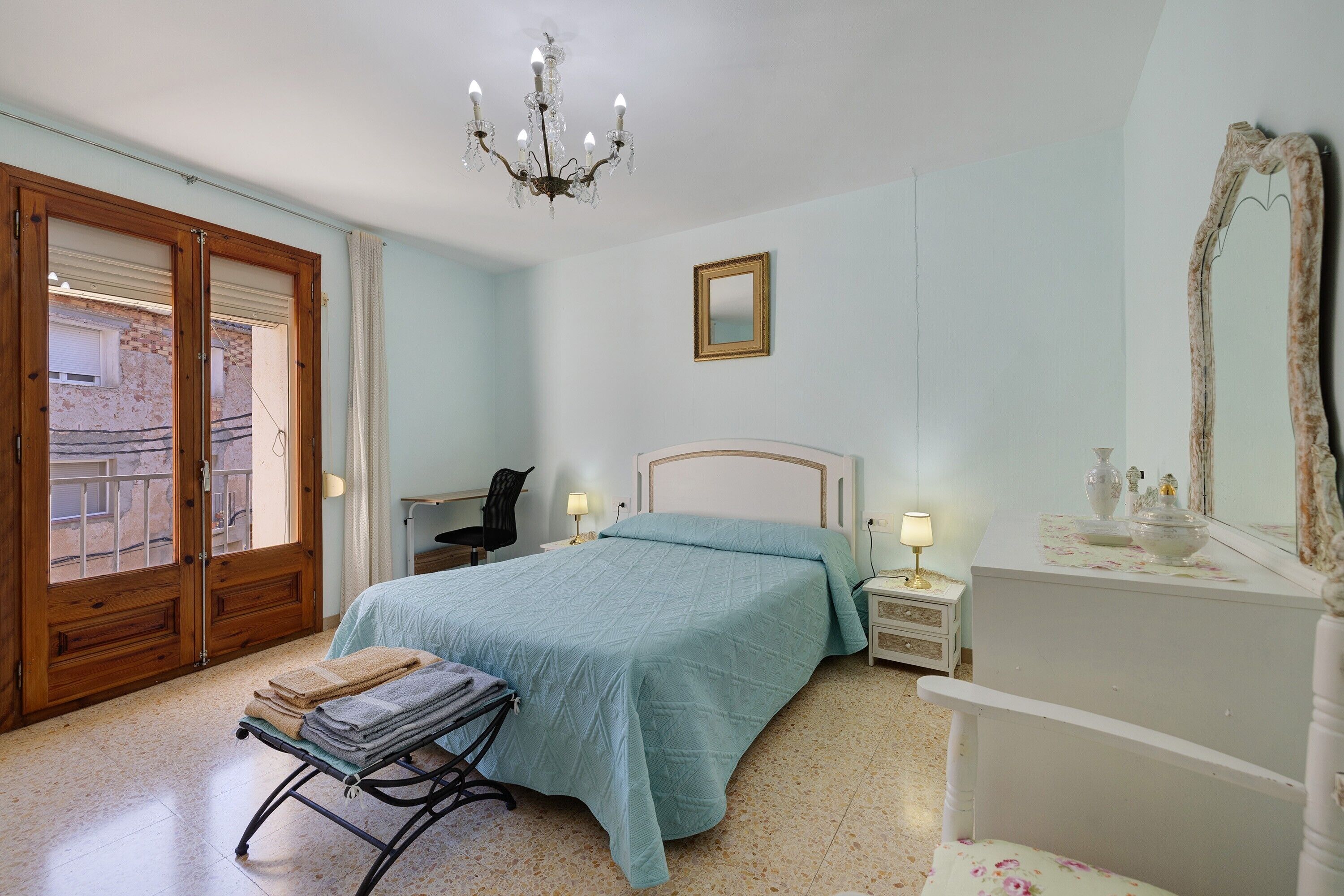 Iron/ironing board, WiFi, bed sheets