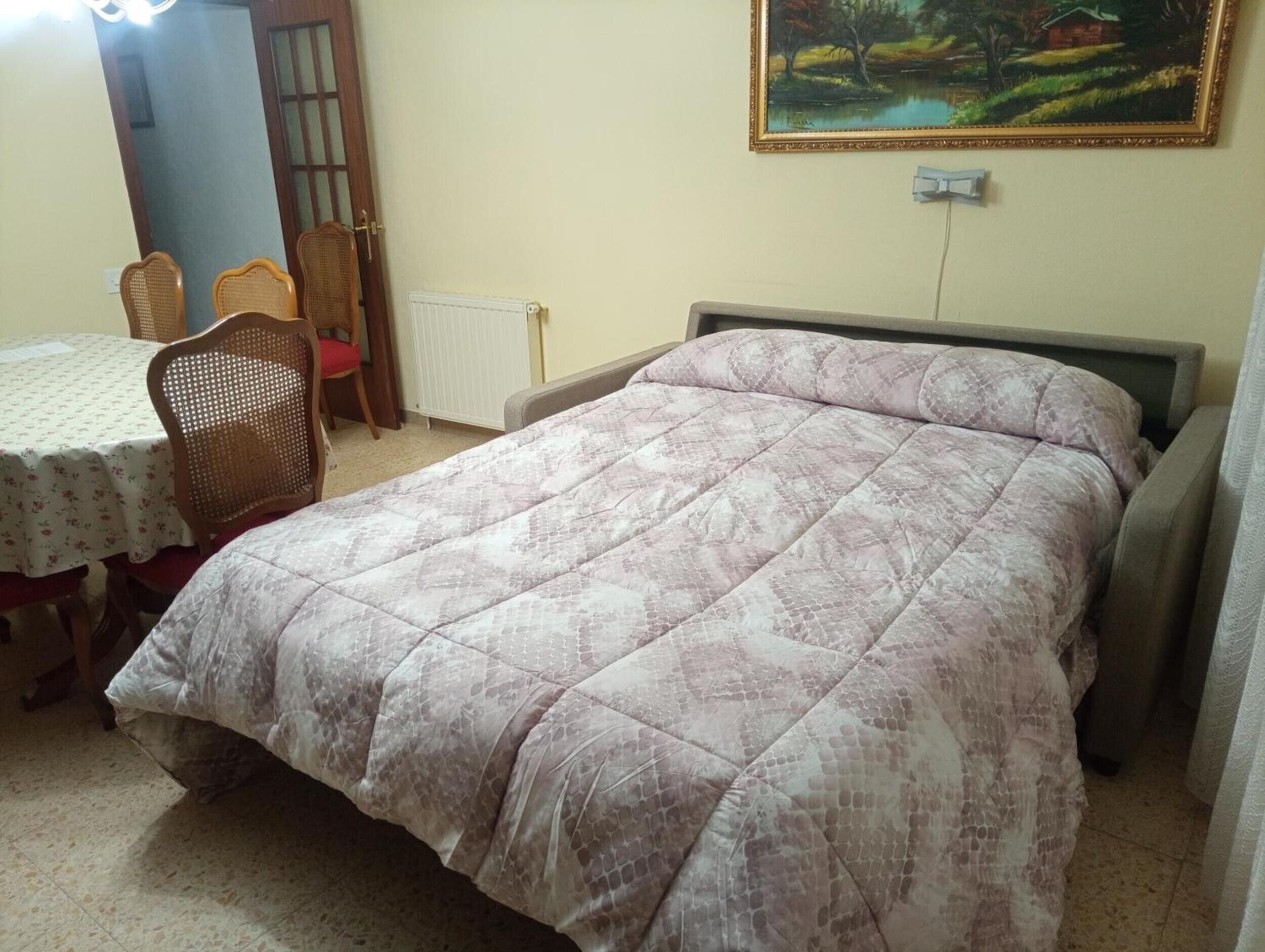 Iron/ironing board, WiFi, bed sheets
