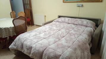 Iron/ironing board, WiFi, bed sheets